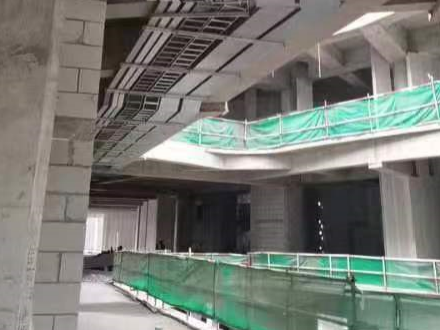安装阶段：连续大转角强弱多个桥架并排安装