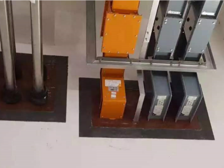 安装阶段：母线槽和给水管穿越防火隔墙做防火封堵
