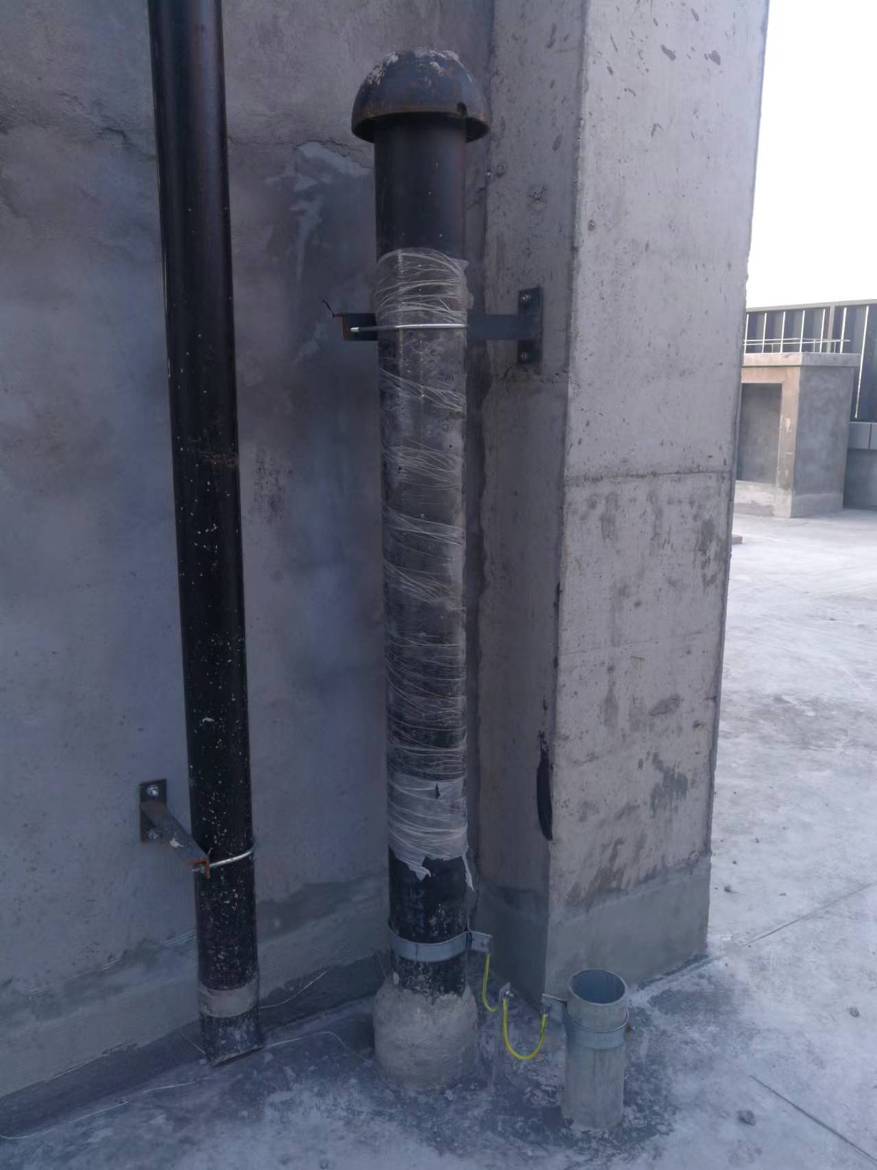 33屋面防水套管封堵和金属管道接地