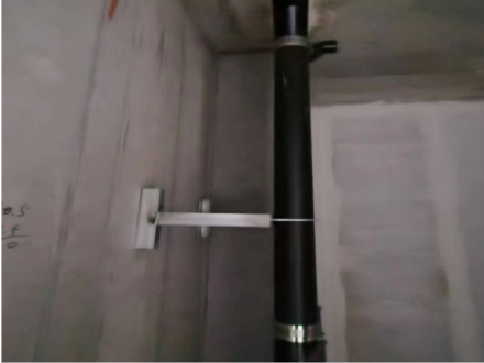 柔性铸铁排水立管防晃支架安装